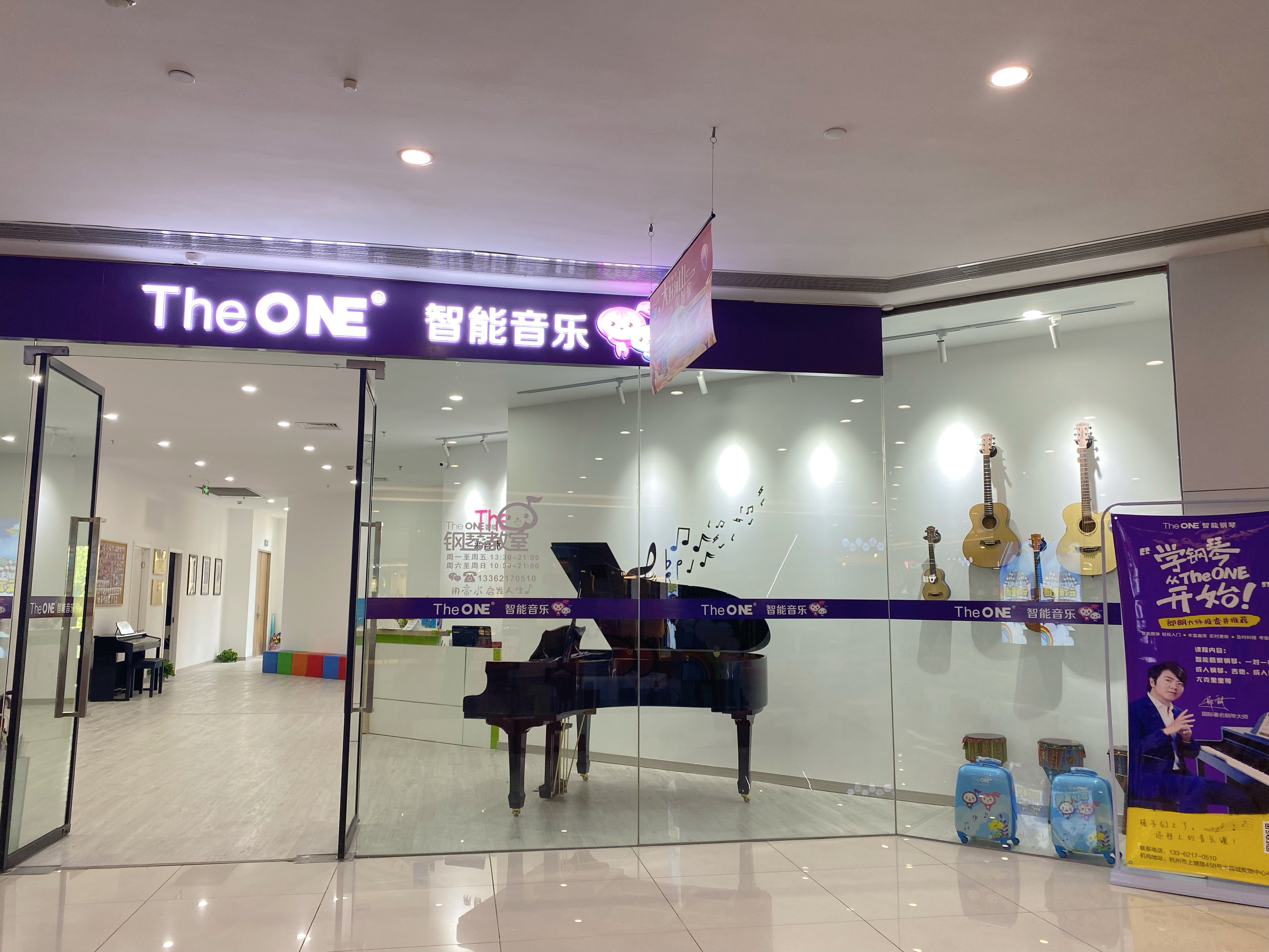 水晶城三楼The ONE智能音乐沉装开衣凡