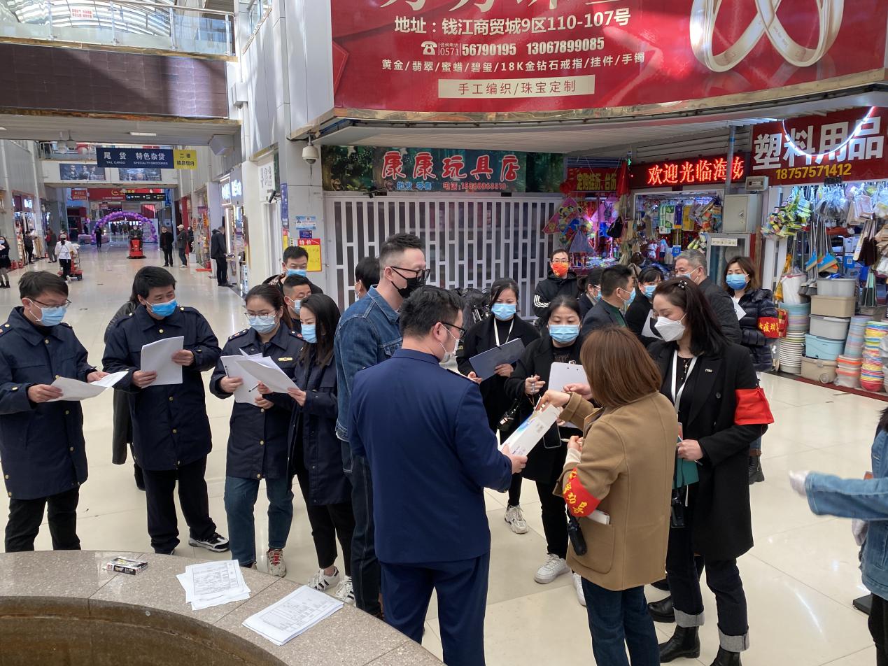 大关市场监管所结合钱江商城发展韩国进口服装查抄