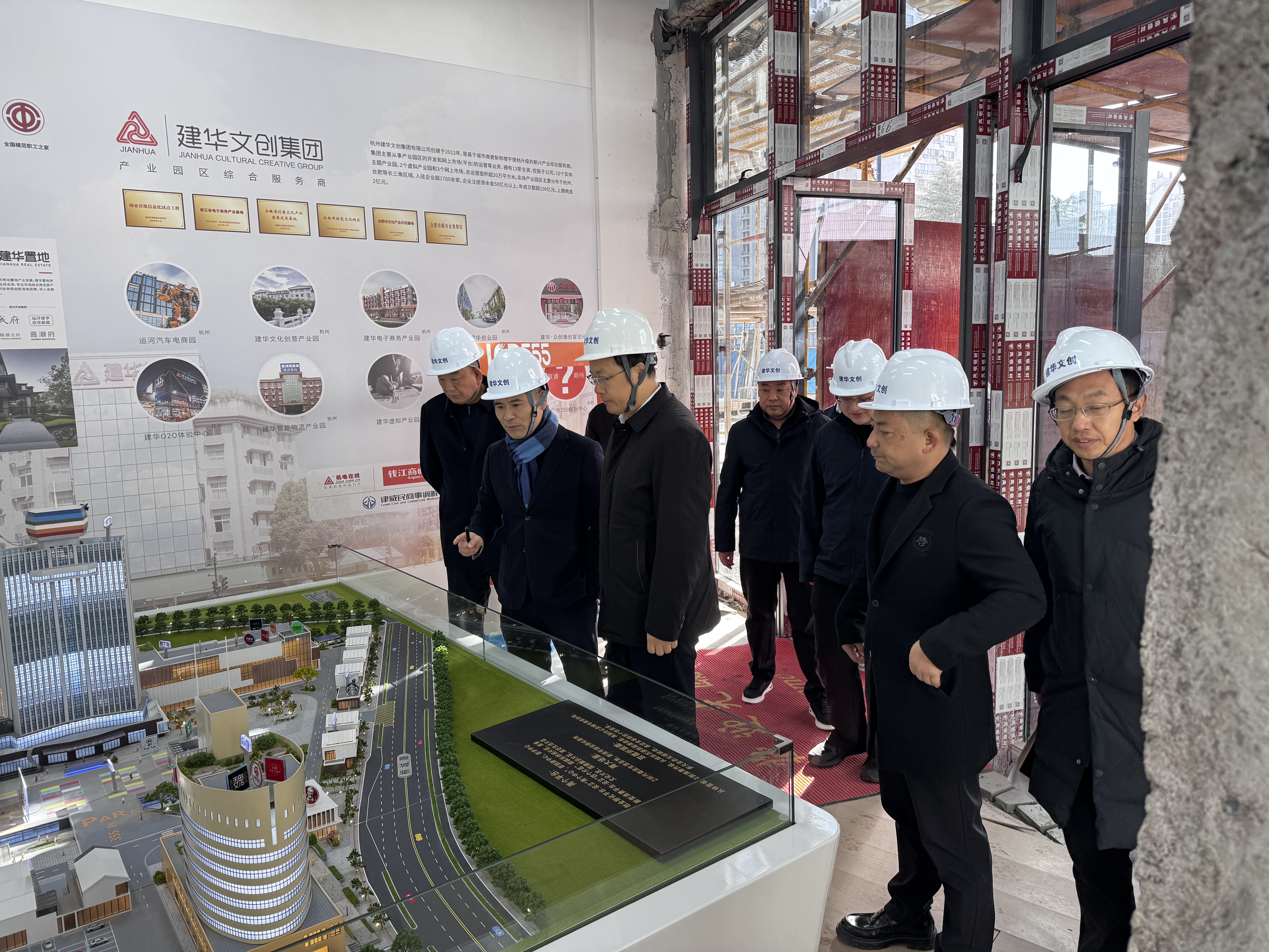 包河区委书记周天斌 光临355潮水创意社区调研