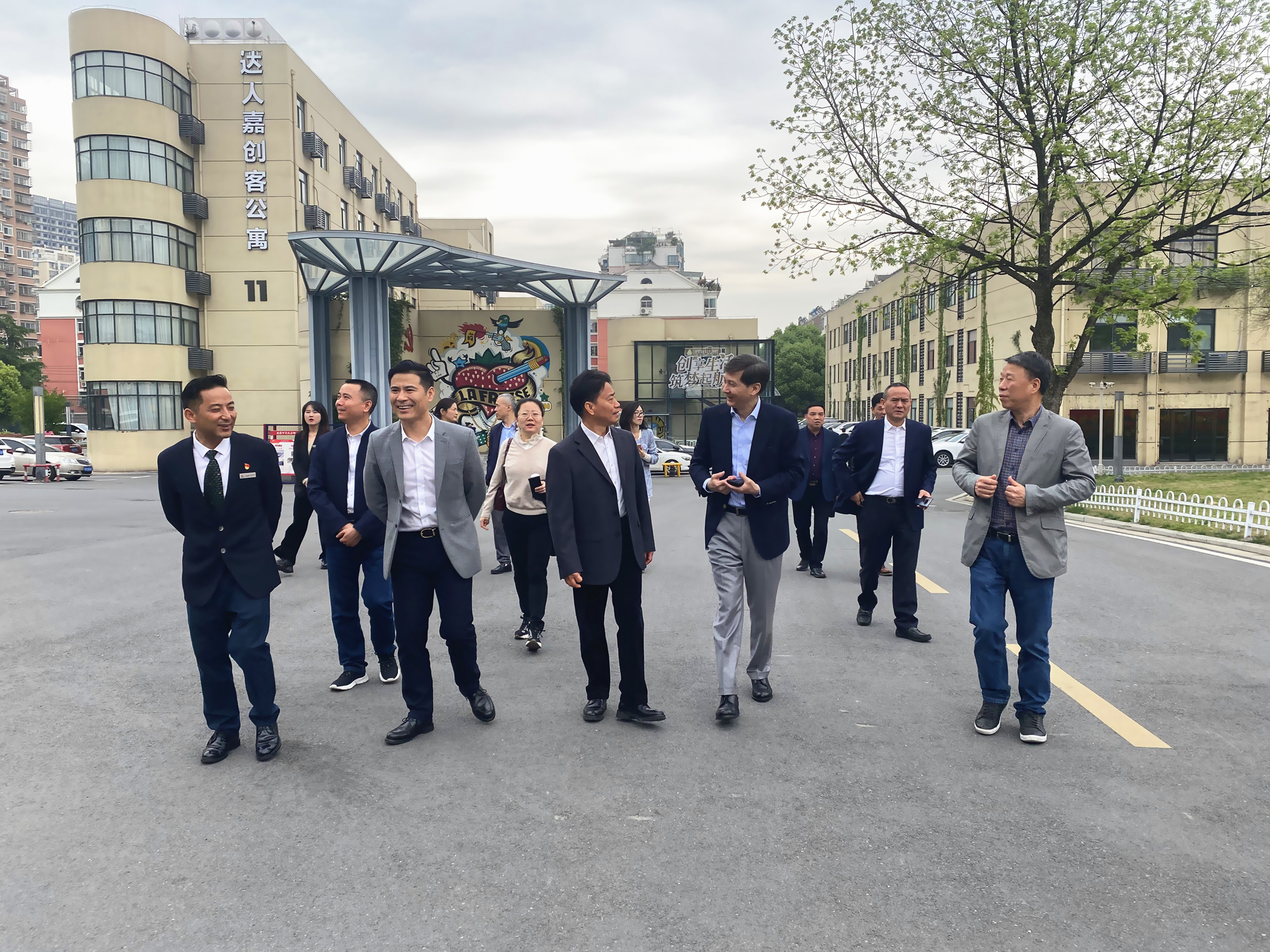 杭州市政协副主席、市工商联主席冯仁强 一行光临庐阳3499拉斯维加斯文创园调查