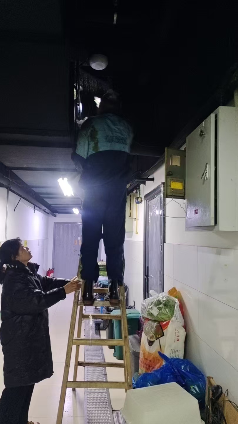 深度清洁油烟路 钱江商城物业为美食广场安全加码