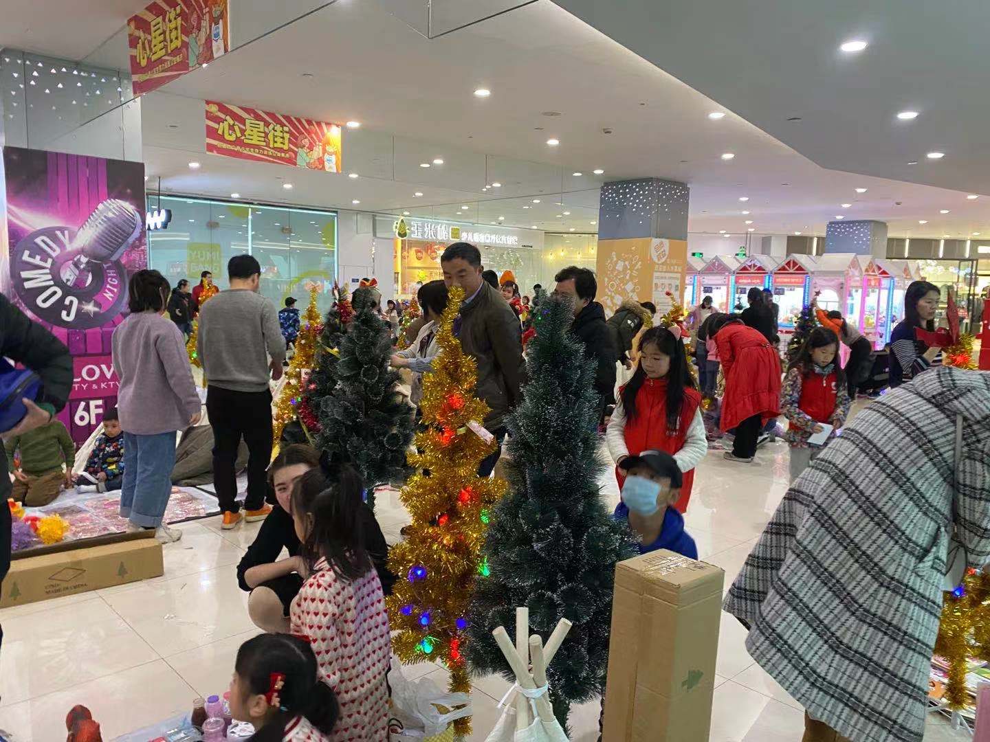 水晶城圣诞树装璜活动顺利进行