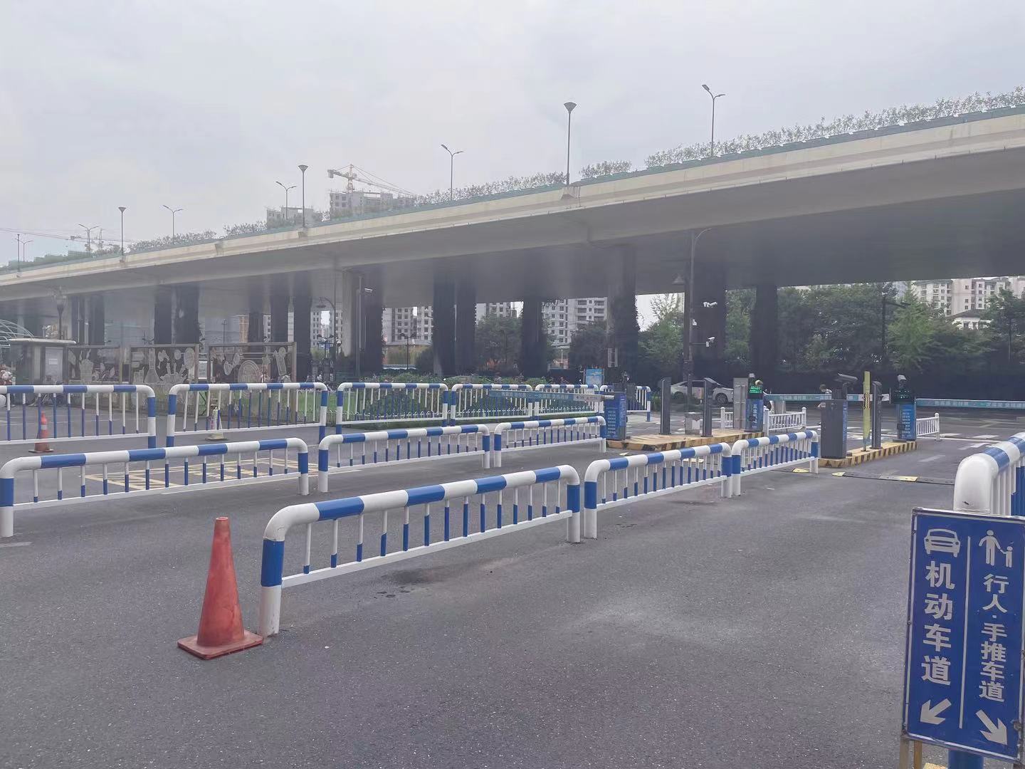 变废为宝，水晶城发展路闸护栏刷新