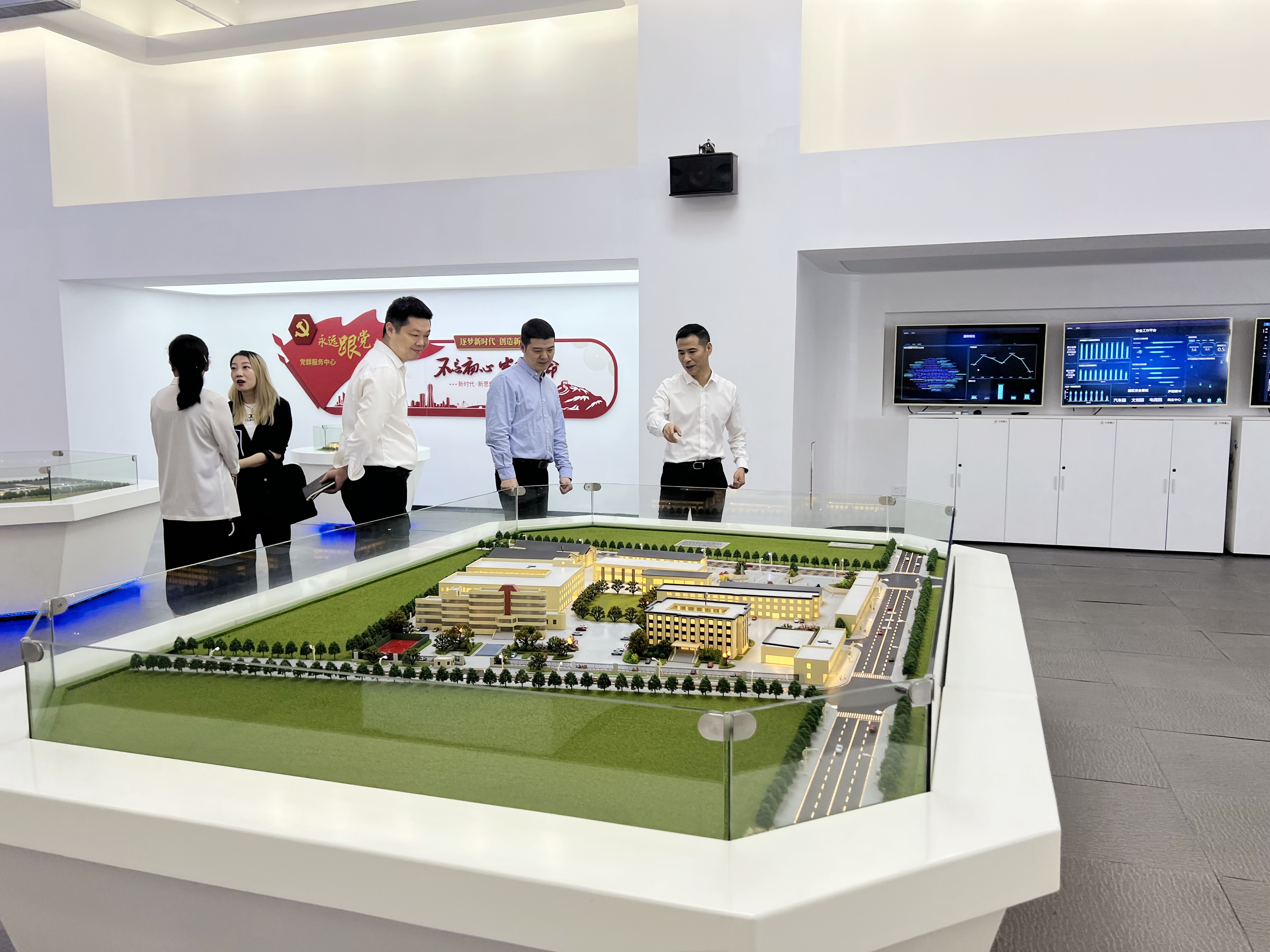 拱墅区祥符街路党工委副书记、处事处主任张洪明一行光临杭州3499拉斯维加斯文创集团调研领导