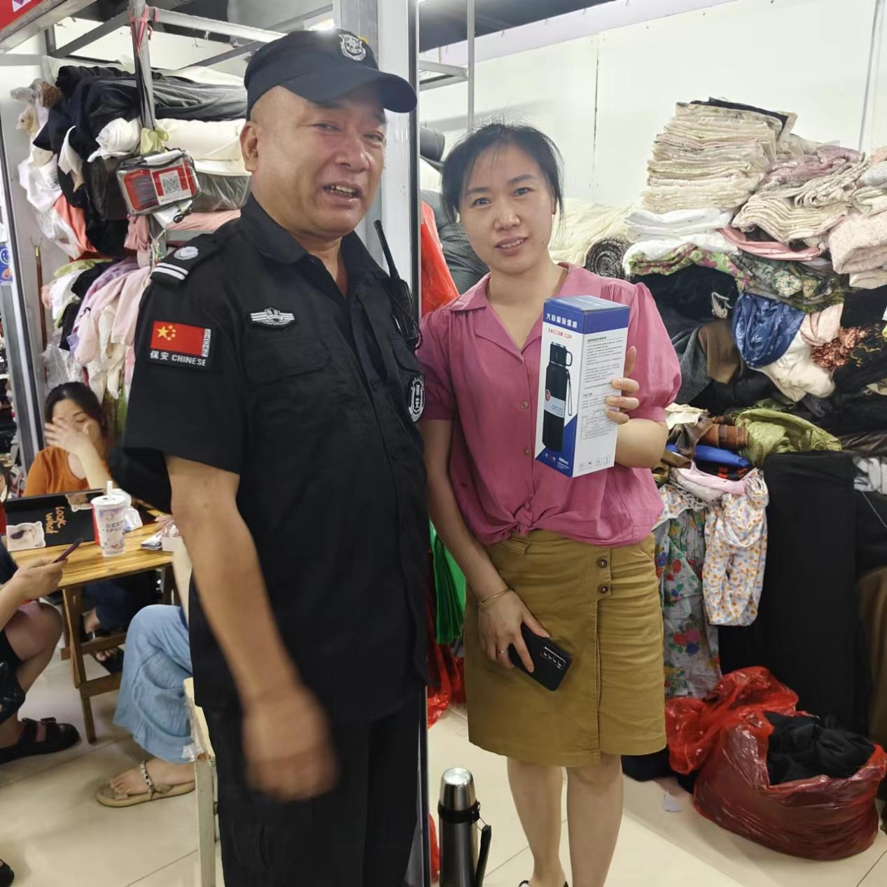 化险为夷！热心商户见义勇为，危机情况扶梯救人