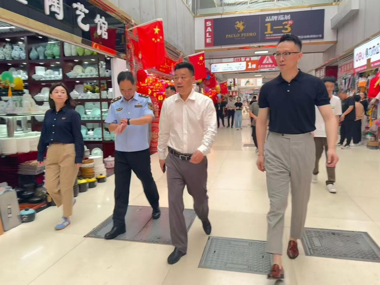 沈成立副区长一行赴钱江商城发展节前消防安全与经营治理工作查抄领导