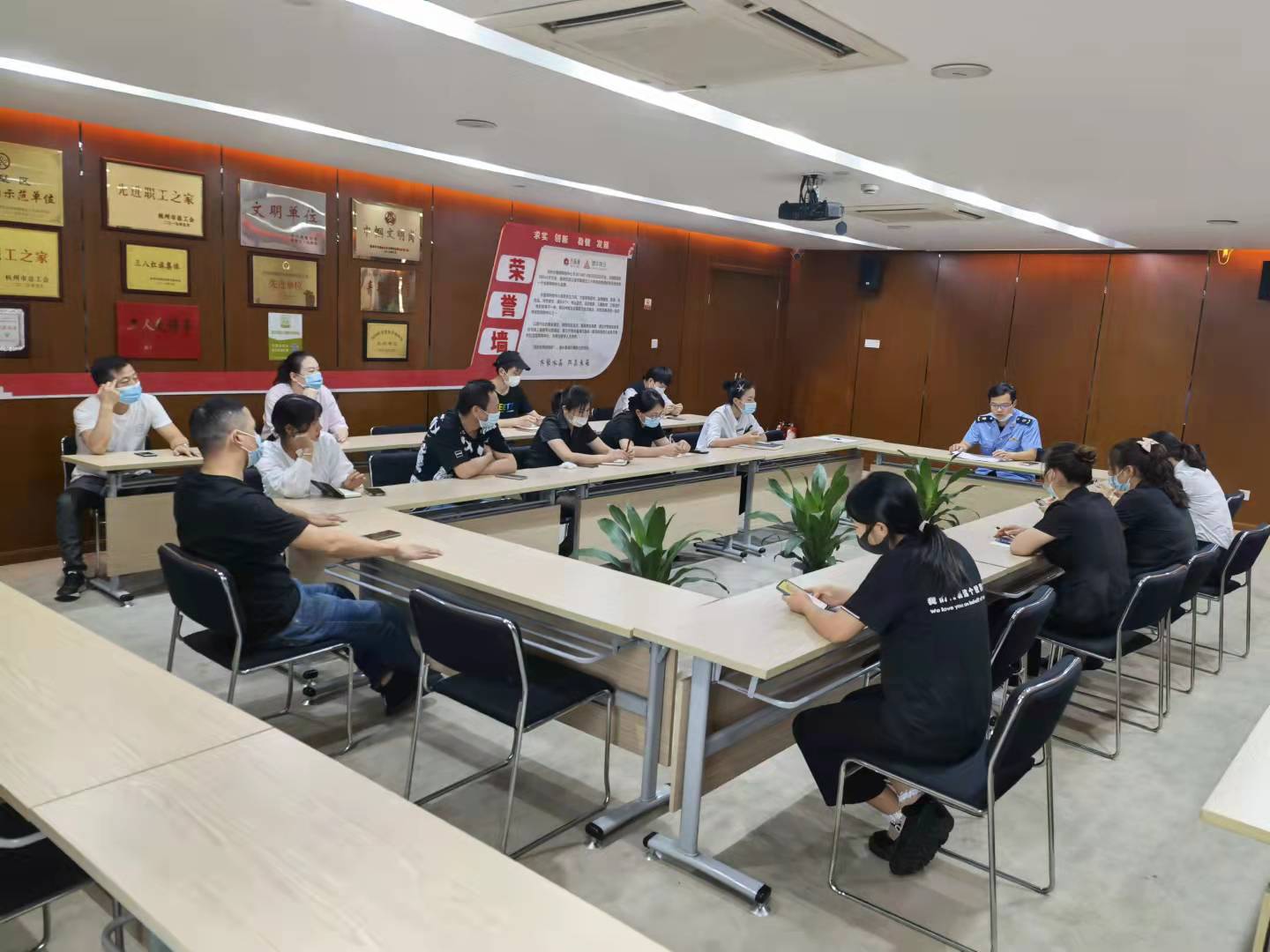 水晶城召开餐饮“浙江表卖在线”工作推动会