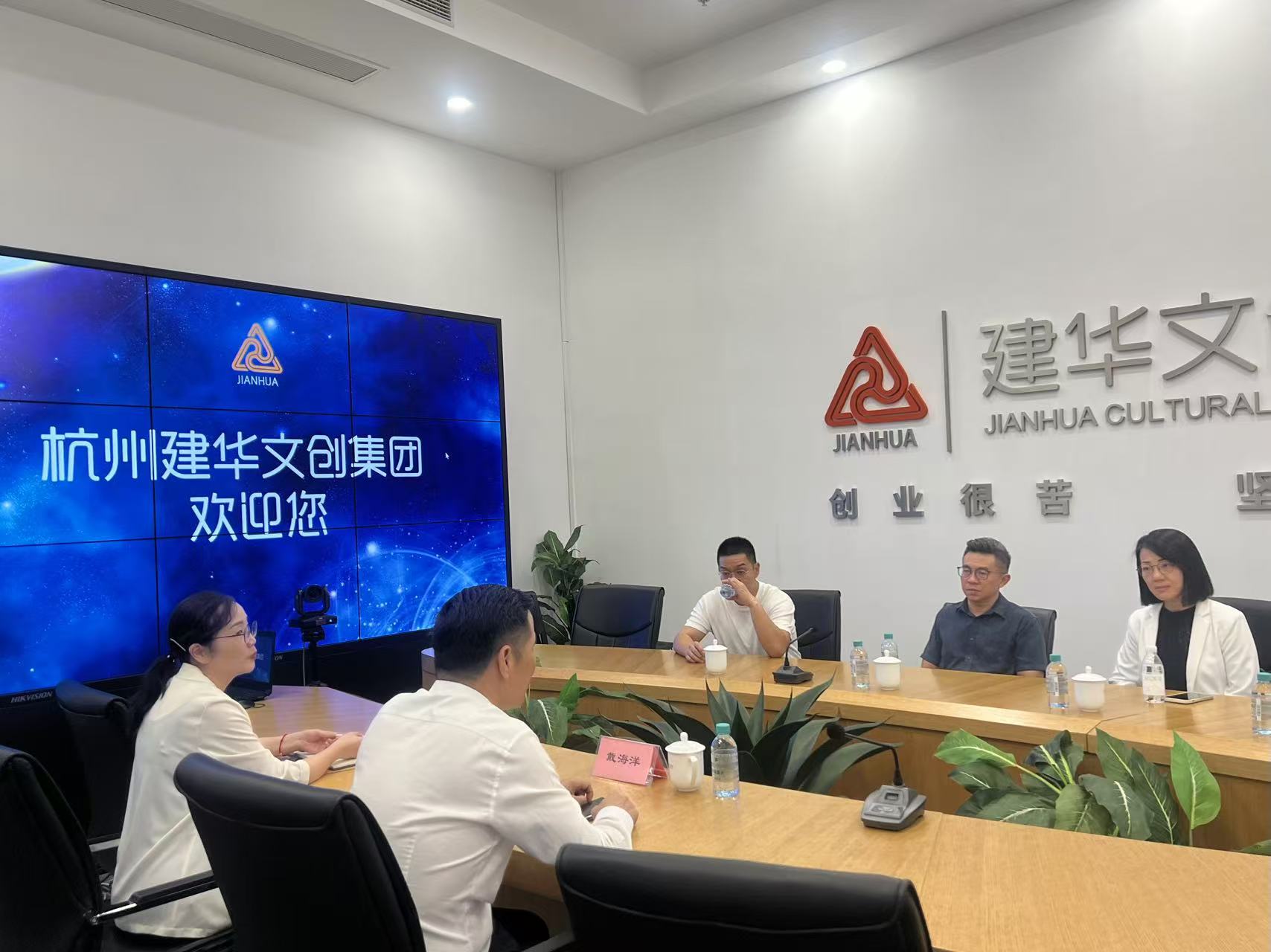 中国广西自贸区招商大使、马中贸促会委员袁源浩一行光临3499拉斯维加斯文创集团座谈互换