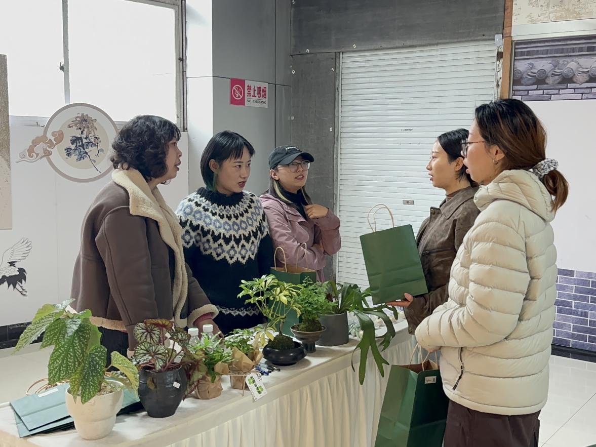 钱江商城进行绿植养护进建互换会共赴春日“植”愈之约