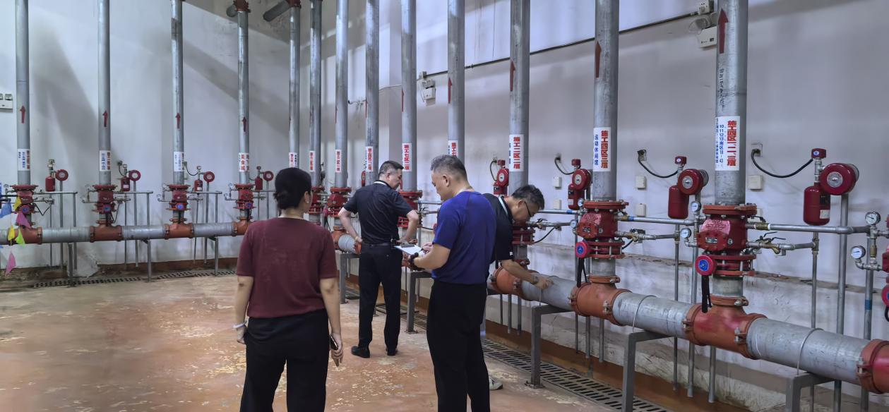 拧紧节日“安全阀”!钱江商城发展中秋前消防安全查抄