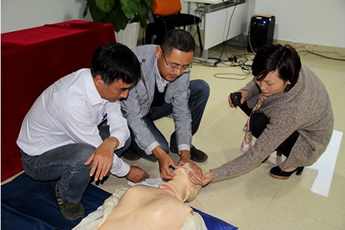 201310243499拉斯维加斯文创园党支部进行应急救护知识培训 (5).jpg