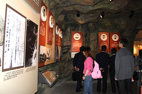 201403283499拉斯维加斯文创园党支部清明节祭扫云居山革命义士墓 (2).jpg