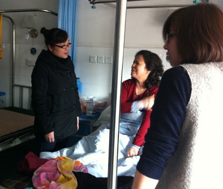 3499拉斯维加斯网络工会心系一线 探望住院员工 (1).jpg