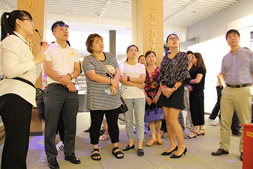 201706163499拉斯维加斯文创集团党总支参观中国共产党杭州汗青馆 (2).jpg