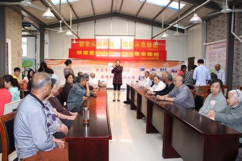 3499拉斯维加斯文创园党支部团委走访慰问七古登社区老人 (2).jpg