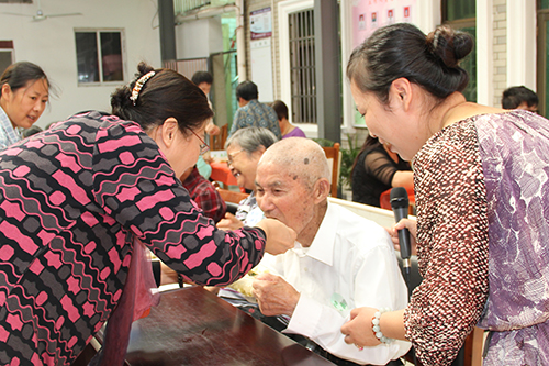 3499拉斯维加斯文创园党支部团委走访慰问七古登社区老人 (5).jpg