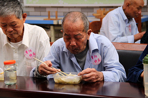 3499拉斯维加斯文创园党支部团委走访慰问七古登社区老人 (6).jpg